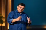 Pinal Dave explaining on stage, thumbnail